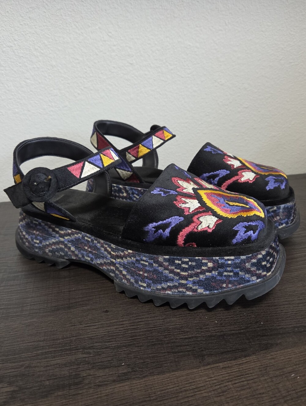 FARM RIO Embroidered Velvet Black Platform Closed Toe Sandals
